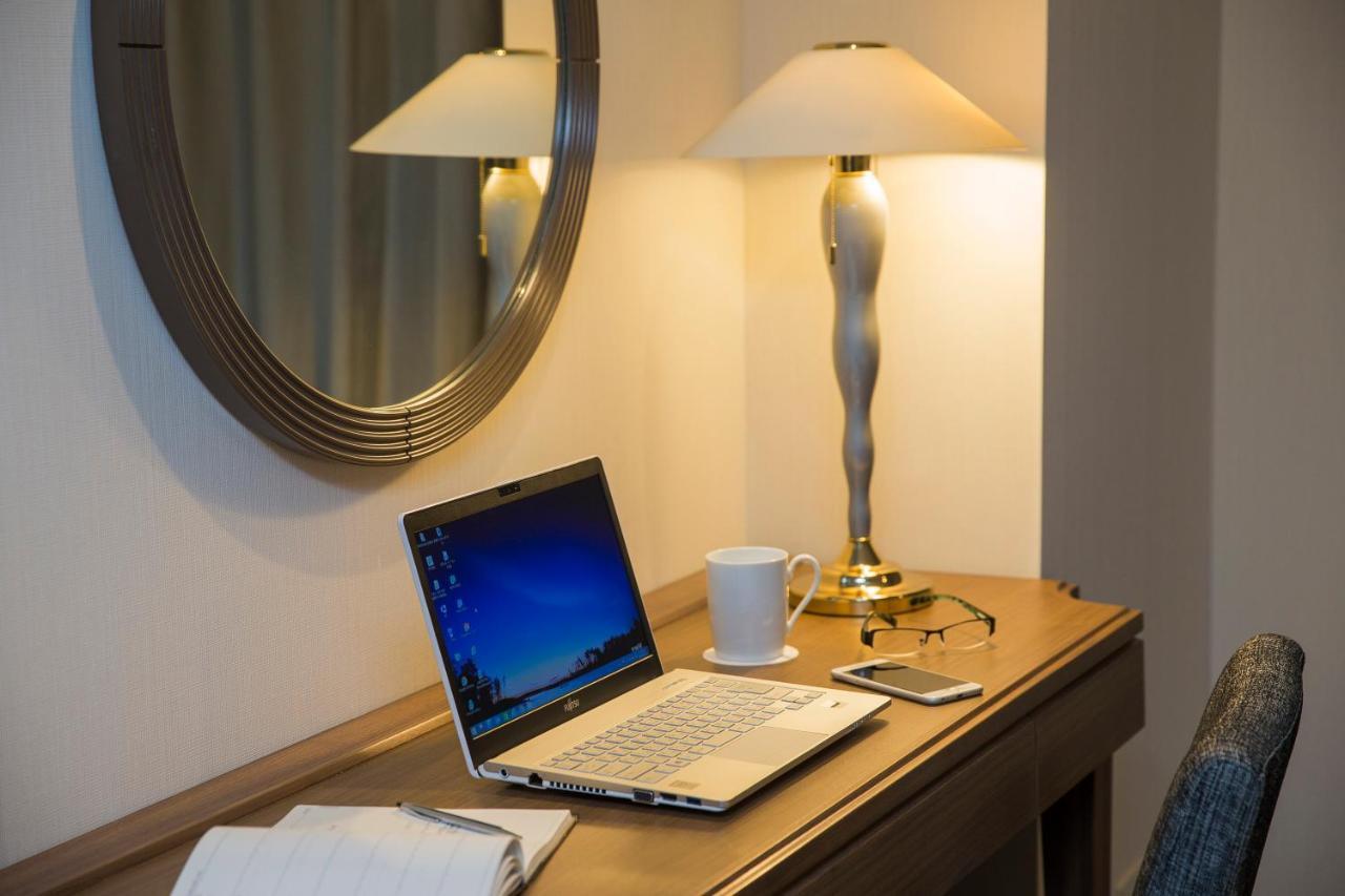 Nagoya Tokyu Hotel Kültér fotó A table lamp