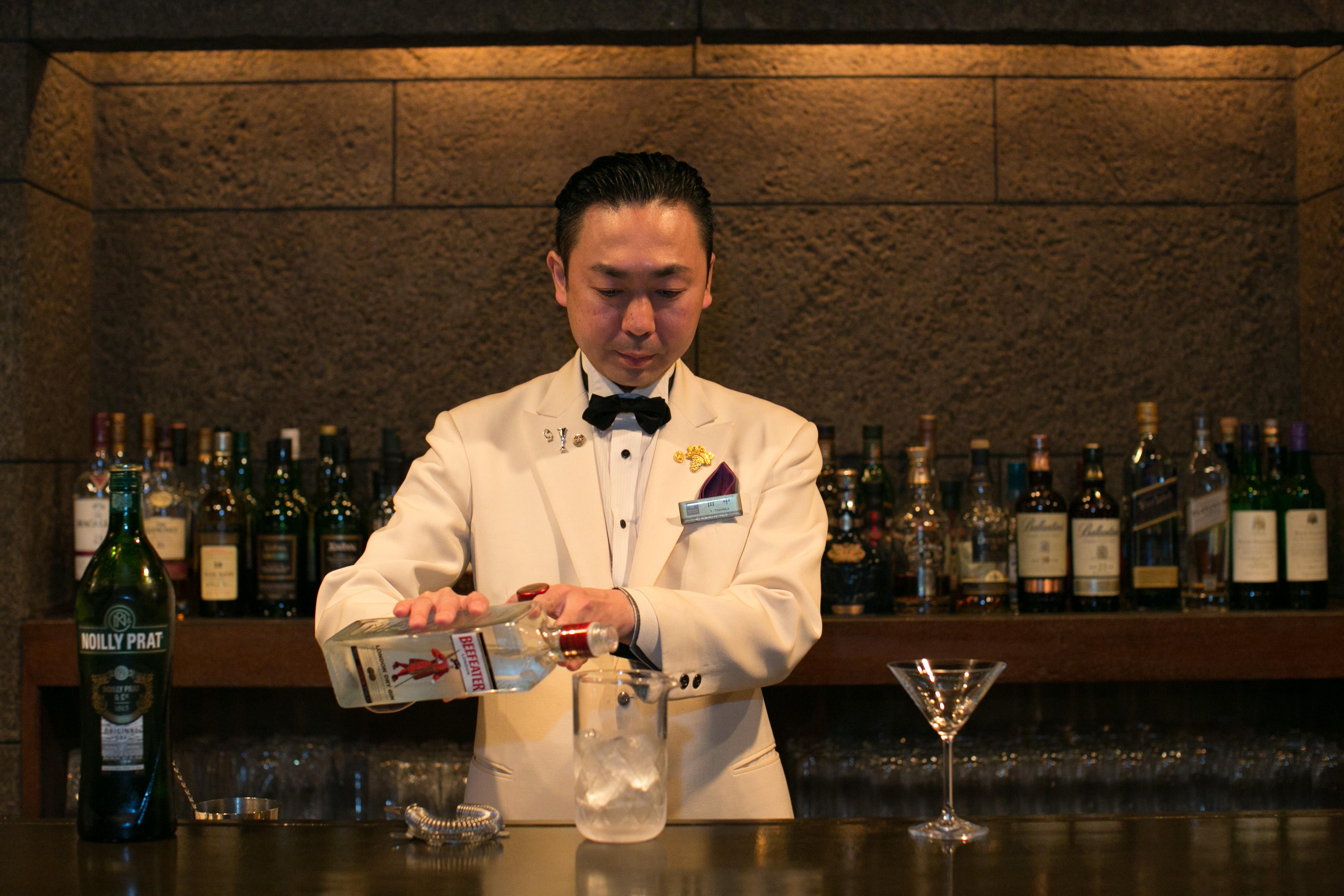 Nagoya Tokyu Hotel Kültér fotó A bartender at work